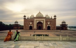 Agra;-Architecture;-Balustrade;-Domes;-India;-Kaleidos;-Kaleidos-images;-La-parole-à-limage;-Mausoleum;-Mosque;-Mughal;-Mumtaz-Mahal;-Red-sandstone;-Sari;-Shah-Jahan;-Stories-Pictures;-Taj-Mahal;-Tarek-Charara;-Terrace;-UNESCO;-Uttar-Pradesh;-Women;-World-Heritage